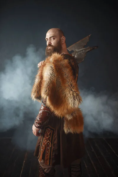 武道の精神 野蛮なイメージとバイキングの肖像画 暗い背景に煙の古代の戦士 — ストック写真
