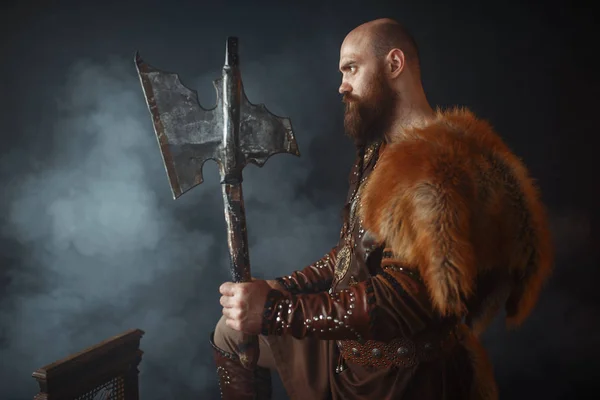 Viking Fejsze Harcszellem Barbár Kép Oldalnézetből Ókori Harcos Füst Sötét — Stock Fotó