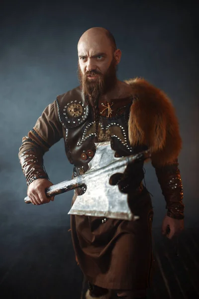 Bitvy Vstupuje Vousatá Vikinga Sekyrou Barbarský Obraz Starověký Bojovník Dýmu — Stock fotografie