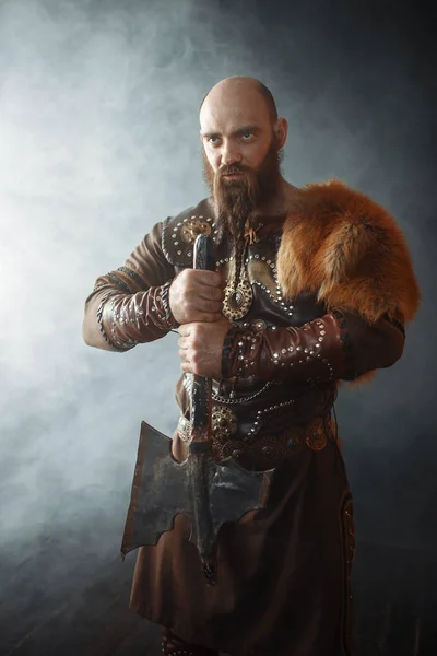 Vikingo Con Hacha Vestida Con Ropa Tradicional Imagen Bárbara Nórdica — Foto de Stock