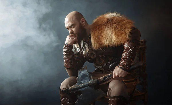 Viking Réfléchi Avec Hache Vêtue Vêtements Nordiques Traditionnels Assis Sur — Photo