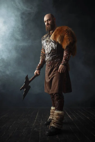 Gutaussehender Wikinger Mit Axt Traditioneller Kleidung Nordisches Barbaren Image Uralter — Stockfoto