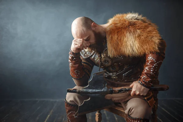 Triste Viking Com Machado Vestido Com Roupas Nórdicas Tradicionais Sentado — Fotografia de Stock