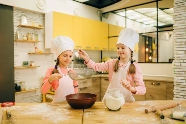 Meninas Cozinha Bonés Preparação Biscoitos Cozinha Crianças Cozinhando Pastelaria Pequenos — Fotografia de Stock