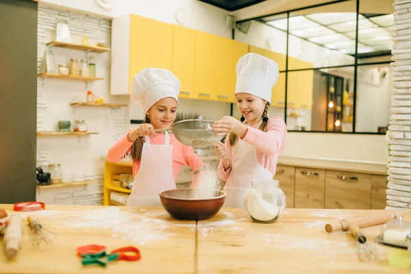 Meninas Cozinha Bonés Preparação Biscoitos Cozinha Crianças Cozinhando Pastelaria Pequenos — Fotografia de Stock