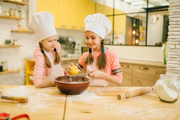 Két Kislány Szakácsok Sapkák Súrolja Narancssárga Tálba Cookie Előkészítése Konyhába — Stock Fotó