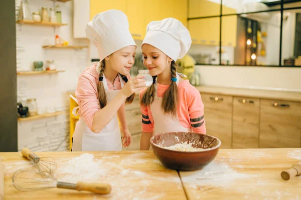 Duas Meninas Cozinheiras Bonés Farejando Baunilha Doce Preparação Biscoitos Cozinha — Fotografia de Stock