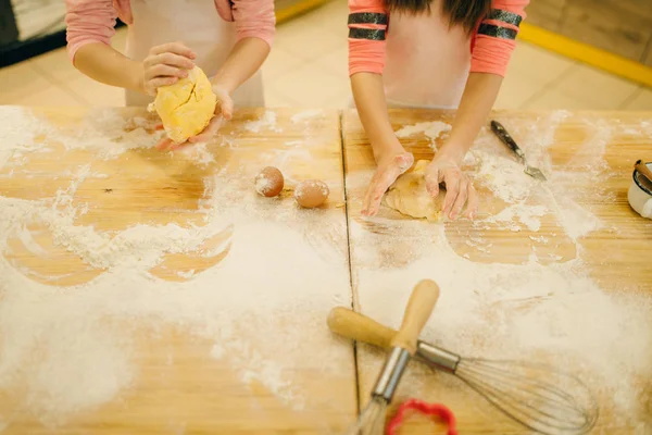 Duas Meninas Chefs Amassar Massa Preparação Biscoitos Cozinha Padeiros Engraçados — Fotografia de Stock