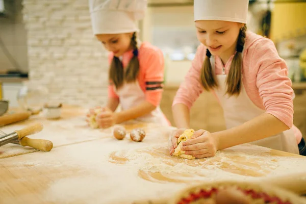 两个小女孩的厨师把面团 饼干放在厨房里准备 有趣的面包师 孩子们做糕点 孩子们做饭准备蛋糕 — 图库照片