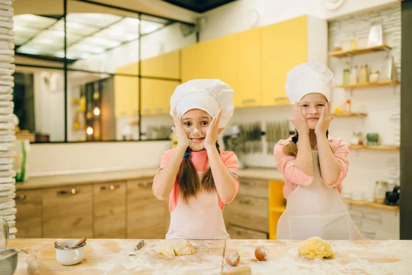 Duas Meninas Chefs Esfregam Seus Rostos Com Farinha Preparação Biscoitos — Fotografia de Stock