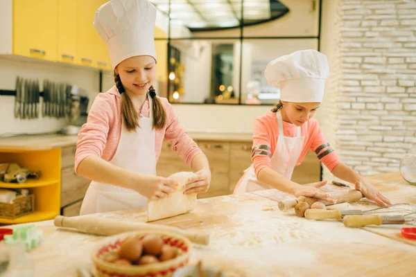 Duas Meninas Chefs Rolar Massa Com Pinos Rolantes Preparação Biscoitos — Fotografia de Stock