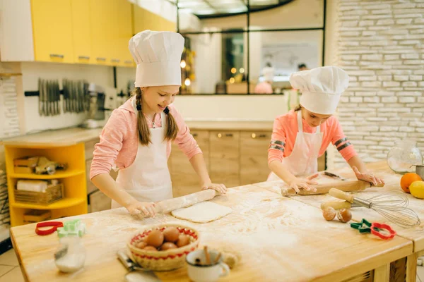ローリングピン キッチン上のクッキーの準備 面白いパン屋と2人の小さな女の子のシェフ 子供たちはペストリーを調理し 楽しみを持って 子供の料理は生地を作り ケーキを準備します — ストック写真