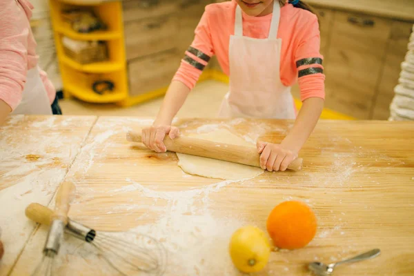 Pequena Chef Mãos Rolar Massa Com Rolo Pino Preparação Biscoitos — Fotografia de Stock