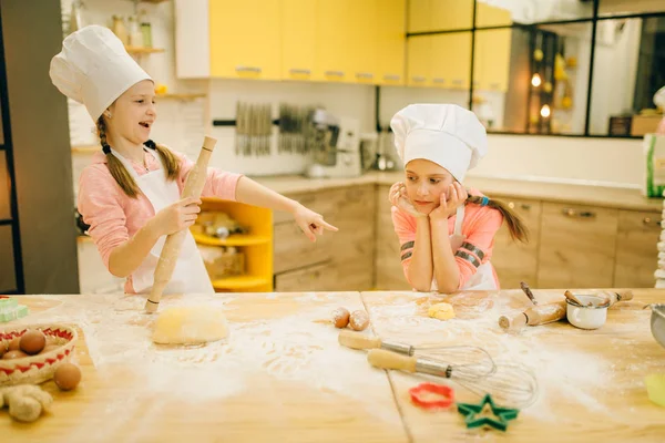2人の小さな女の子のシェフが笑っている キッチンでクッキーの準備 子供たちはペストリーを調理し 楽しみを持って 子供たちはケーキを準備し 幸せな子供時代を調理します — ストック写真