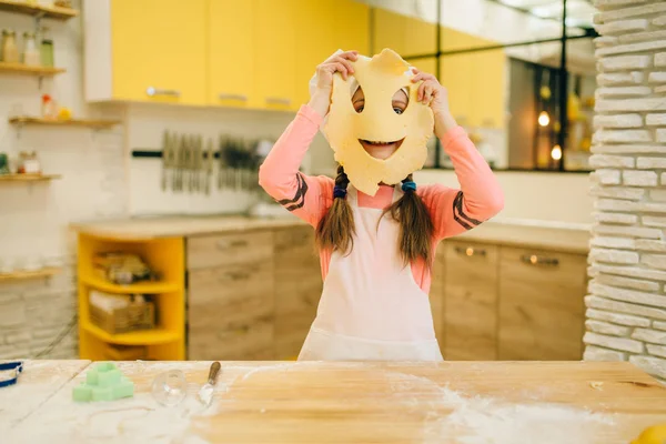 Kislány Szakács Tett Egy Vicces Arca Tésztát Cookie Előkészítése Konyhában — Stock Fotó