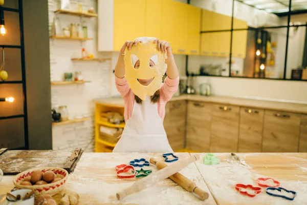 小さな女の子のシェフは キッチン上のクッキーの準備 面白いパン屋から面白い顔を作りました 子供たちはペストリーを調理し 子供の料理 ケーキを準備する子供たち — ストック写真