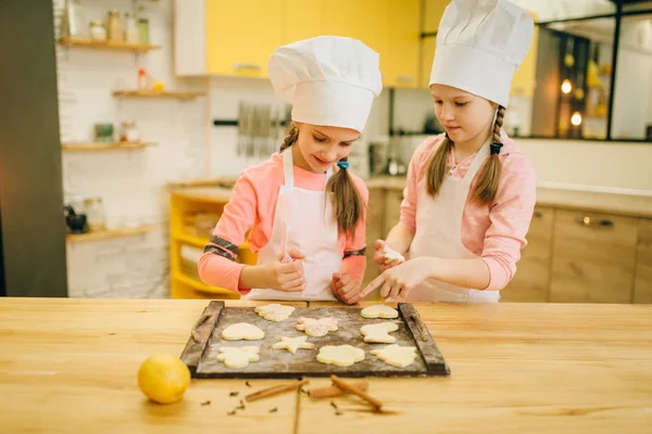 Duas Meninas Cozinheiras Espalhar Biscoitos Uma Tábua Madeira Preparação Padaria — Fotografia de Stock