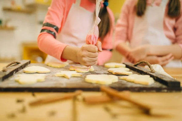 Duas Meninas Cozinheiras Preparando Para Enviar Biscoitos Forno Preparação Padaria — Fotografia de Stock