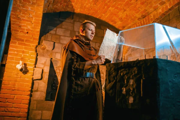 Traveler Megoldása Ősi Térképet Templomban Börtönben Régi Titkok Fantasy Labirintus — Stock Fotó