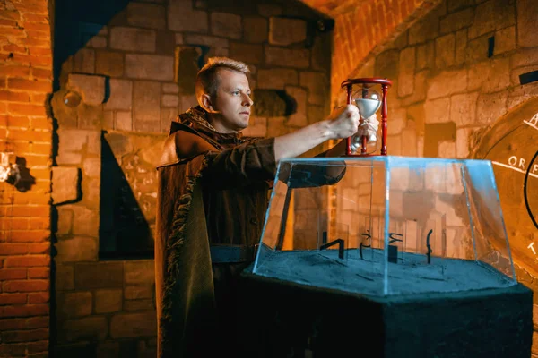 여행자는 감옥에서 퍼즐을 유리를 보유하고 있습니다 오래된 판타지 모델의 — 스톡 사진