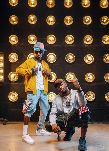 Dois Rappers Africanos Bonés Palco Com Holofotes Fundo Artistas Rap — Fotografia de Stock