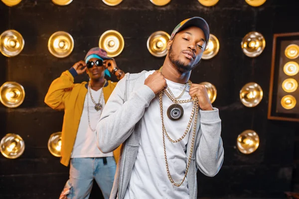 Twee Afrikaanse Rappers Caps Artiesten Die Poseren Het Podium Met — Stockfoto