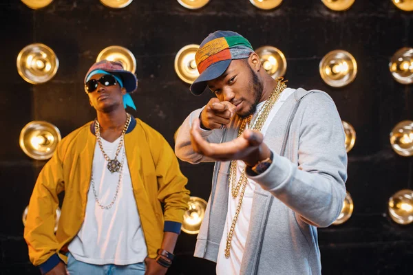 Twee Afrikaanse Rappers Caps Artiesten Het Podium Met Schijnwerpers Achtergrond — Stockfoto