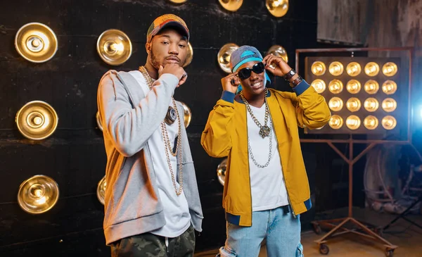 Dois Rappers Africanos Bonés Palco Com Holofotes Fundo Artistas Rap — Fotografia de Stock