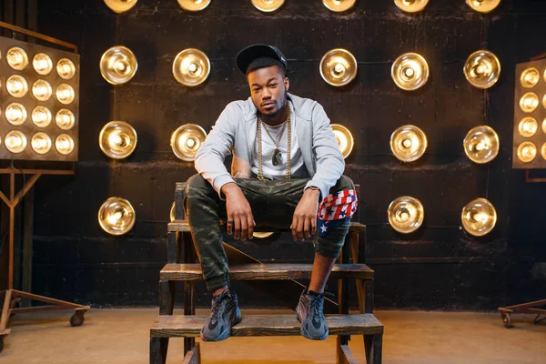Afrikansk Rappare Cap Poserar Perfomance Scen Med Strålkastare Bakgrunden Rap — Stockfoto