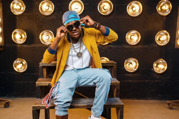 Afrikaanse Rapper Cap Prestatie Het Podium Met Schijnwerpers Achtergrond Rap — Stockfoto