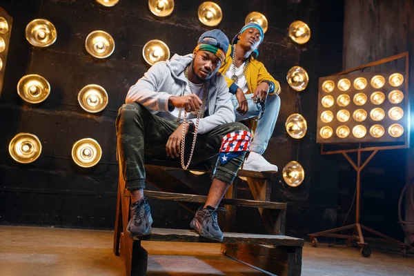 Two Black Rappers Sitting Steps Perfomance Stage Spotlights Background Rap — Stock Photo, Image