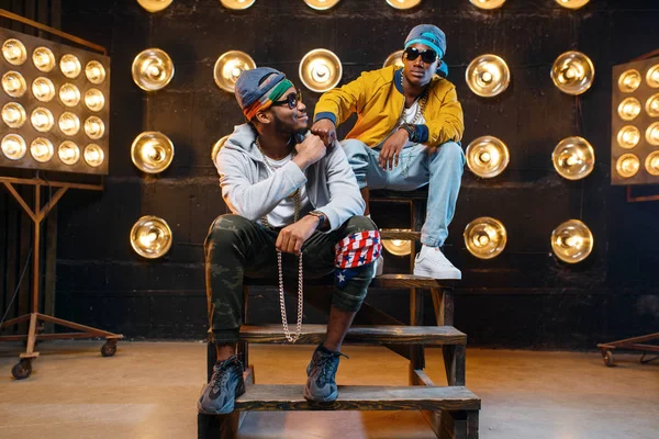 Two African Rappers Sitting Steps Perfomance Stage Spotlights Background Rap — Stock Photo, Image