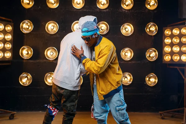 Dois Rappers Africanos Bonés Abraçados Palco Perfomance Clube Com Holofotes — Fotografia de Stock