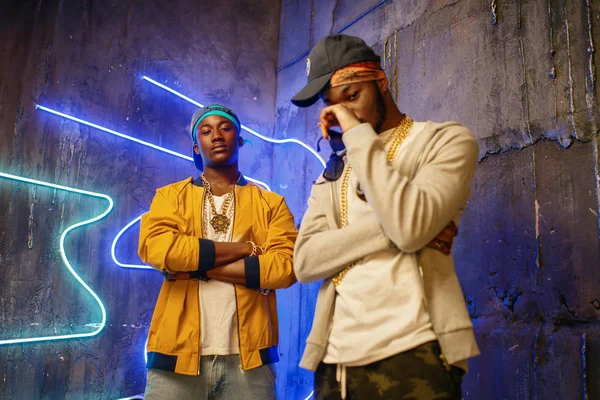 Zwei Afrikanische Rapper Auftritt Club Mit Neonlicht Hintergrund Rap Künstler — Stockfoto