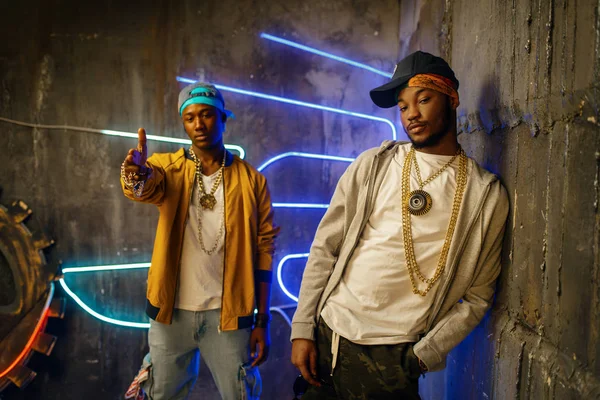 Zwei Afrikanische Rapper Auftritt Club Mit Neonlicht Hintergrund Rap Künstler — Stockfoto