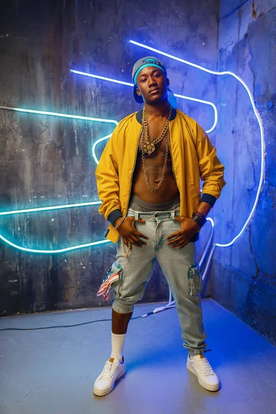 Rapper Africano Luz Neon Underpass Fundo Rap Performer Clube Com — Fotografia de Stock