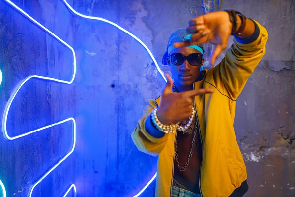 Rapper Africano Luz Neon Underpass Fundo Rap Performer Clube Com — Fotografia de Stock