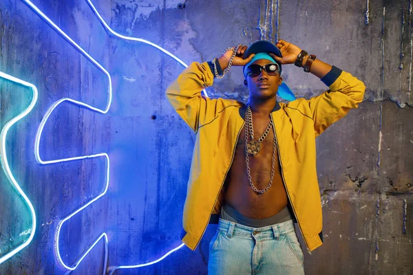 Rapper Africano Sottopassaggio Luce Neon Sullo Sfondo Rap Performer Club — Foto Stock