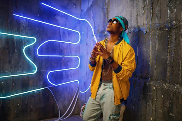 Černý Rapper Podupávku Neonové Světla Pozadí Rap Klubu Grungemi Stěnami — Stock fotografie