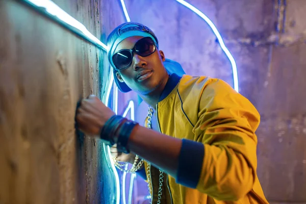 Black Rapper Underpass Neon Light Background Rap Performer Club Grunge — Stock Photo, Image