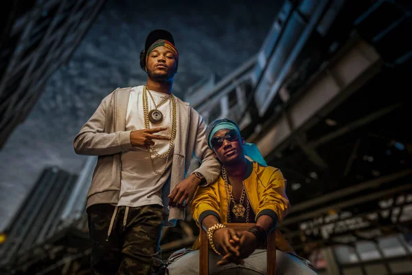 Due Rapper Africani Posano Strada Città Notte Grattacieli Sfondo Rapper — Foto Stock