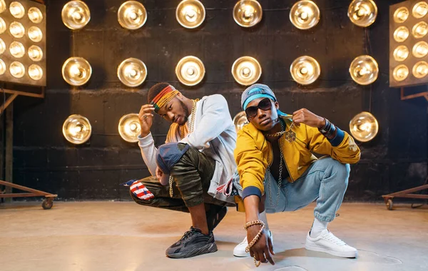 Dois Rappers Africanos Sentados Chão Perfomance Palco Com Holofotes Fundo — Fotografia de Stock