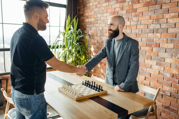 Schaak Spelers Schudden Handen Voor Het Spel Twee Mannelijke Chessplayers — Stockfoto