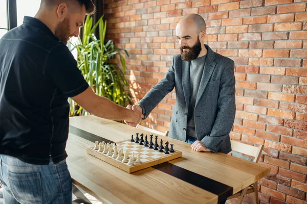 Schachspieler Geben Sich Vor Dem Spiel Die Hand Zwei Männliche — Stockfoto