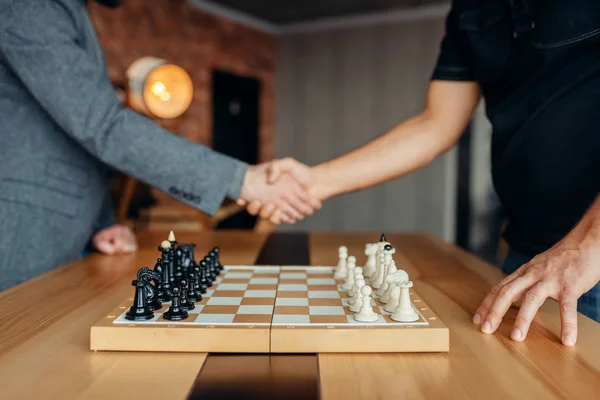 Manliga Schackspelare Skakar Hand Innan Matchen Två Chessplayers Börjar Den — Stockfoto