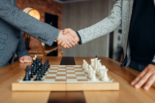 Мужчины Шахматисты Пожимают Руки Перед Игрой Два Шахматиста Начинают Интеллектуальный — стоковое фото