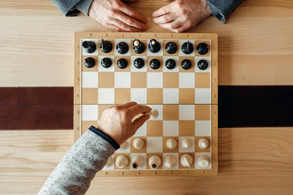 Ajedrecistas Masculinos Bordo Movimiento Blanco Vista Superior Dos Jugadores Ajedrez — Foto de Stock