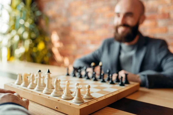 Los Jugadores Ajedrez Masculinos Comienzan Jugar Centran Tablero Con Figuras — Foto de Stock