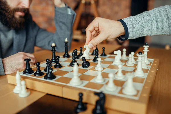 Joueurs Échecs Masculins Jouant Échiquier Chevalier Blanc Prend Pion Deux — Photo