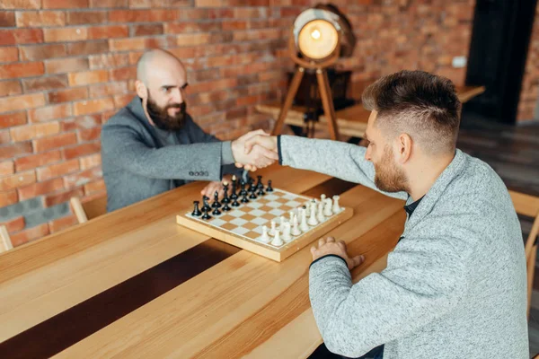 Schachspieler Geben Sich Vor Dem Spiel Die Hand Zwei Männliche — Stockfoto